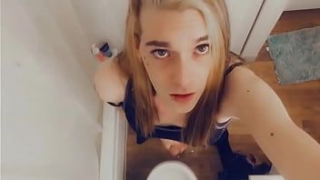 Afspelen Hete tranny in leggings houdt ervan om klaar te komen