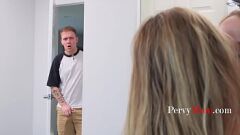 Odtwórz Macocha i przyrodnie przyłapane w zakazanej akcji lesbo przez pasierbów