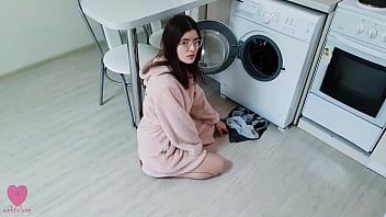 Abspielen Meine Stiefschwester war nicht in der Waschmaschine stecken geblieben und hat mich erwischt, als ich ihre Muschi ficken wollte