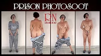 Riproduci Fotografare in carcere. la donna detenuta è prigioniera del carcere. è fatta per spogliarsi davanti alla telecamera. cosplay. video completo