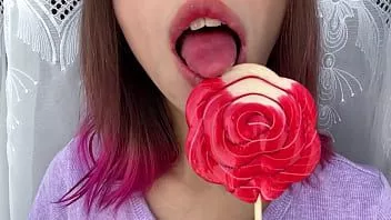 再生 いたずらな義理の妹はロリポップを吸って、彼女の長く熱いセクシーな舌を見せます