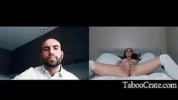 播放 继女在视频通话中为爸爸做讨厌的事