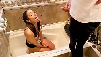 تشغيل حمام التبول بلدي stepdaddy التبول والحلق العميق أحمر فيديو كامل