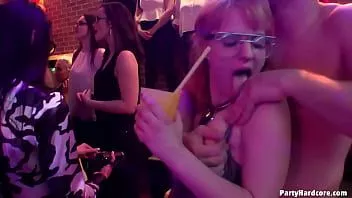 Odtwórz Napalona amatorka lubi szaleć ze striptizerem w partyhardcore