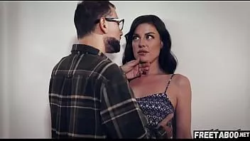 Reproducir Milf inquilina asustada es follada duramente por un arrendador que acecha! Syre soberano - escena completa en freetaboo.net