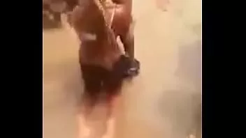 播放 她通过吮吸他的阴茎赢得了赌注