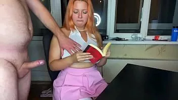 Jouer Une pute rousse aime sucer au lieu de lire