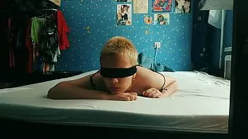 播放 一种治疗抑郁症的方法。这个悲伤的女孩独自一人，阴茎很大。