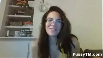 Redare Tânăra brunetă sexy și sexy vrea să se joace fierbinte