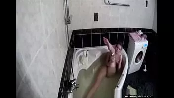 play मेरी सौतेली बहन मुझे उसे नहाते हुए देखने देती है