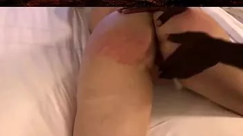 play Tatăl ei vitreg o surprinde cu penisul său uriaș