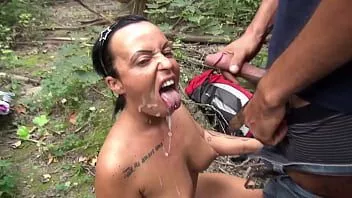 Redare Milf excitat mănâncă două penisuri în pădure