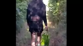 play 双性恋男扮女装第一次公开散步，看到有人来，本想从他们身边走过，结果却跑掉了