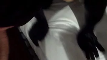 播放 穿着湿漉漉的紧身连衣裤操我火辣的妻子