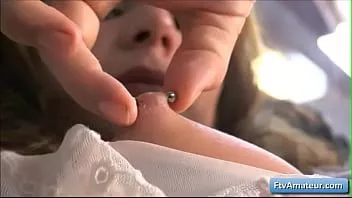 تشغيل مثير كبير tit شقراء في سن المراهقة الهواة aveline اللعب مع حلمات لها مثقوب و بوسها العصير