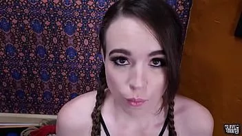 Abspielen Bdsm-Schmerzsklavin Brooke Johnson spielt mit Pisse und leckt Arsch, um sich darauf vorzubereiten, gefesselt und mit Pisse bestiegen zu werden