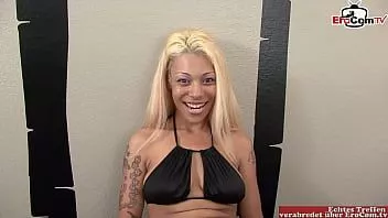 Riproduci Snella troia ebano bionda in calze di nylon rosa si masturba con un dildo