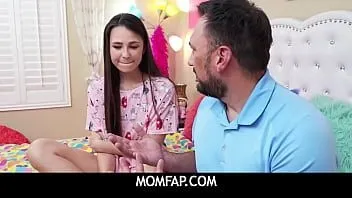play Momfap - помогает падчерице с ее поллюциями - Лиз Джордан