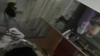 play 纹身成熟的女人在床上性交