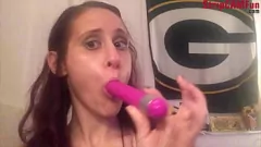 Afspelen Amateur camgirl demonstreert seksspeeltjes en instructies voor het zuigen van lullen