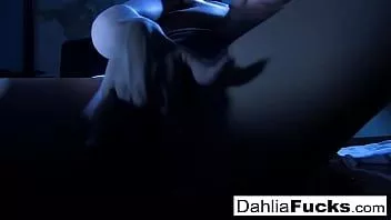 Putar Dahlia seksi menjentikkan jari dirinya dalam kegelapan
