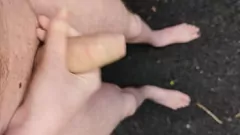 Afspelen Outdoor Masturbatie blootgesteld: Big Dick Amateur wordt naakt en cummy