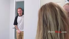 Afspelen Stepmom en stiefzusters gevangen in verboden lesbo -actie door stiefzoon