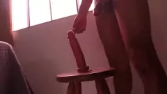 Afspelen Solo -training wordt kinky met grote en middelgrote dildo's
