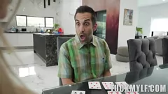 play कट्टर पेटिट मिल्फ बन्नी मैडिसन डोनी रॉक के बिग डिक की सेवा करता है