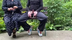 Redare BBW MILF devine în aer liber Kinky: Public Handjob și Hot Cumshot într -un prezervativ