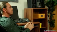 Играть Грудастая блондинка в чулках пачкается со сводным братом в офисе