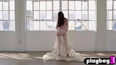 Redare Bucurați-vă de striptease-ul seducător al milf-ului european Emily Bloom, în timp ce se tachinează în lenjerie sexy, arătându-și fundul fierbinte și sânii mici.