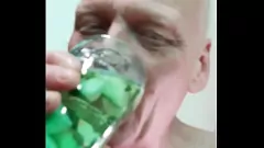 Odtwórz Duk i David podczas dzikiej sesji picia spermy i siusiu, patrz, jak Duk sika do szklanki i David bukkake, żeby Duk mógł zjeść