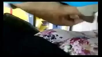 播放 市场上的女人在她的屁股上放了一只公鸡