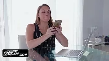 play Je stiefdochter en vrouw neuken op vaderdag is het beste