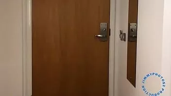 Abspielen Flashen im Hotel und Schwanzspiel mit Kondom